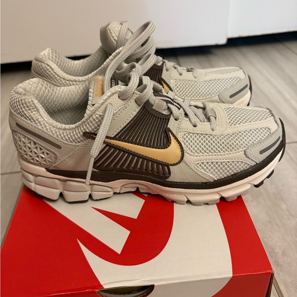 Nike Zoom Vomero 5
Light Bone Ironstone (Women's) - Picture 7 of 10